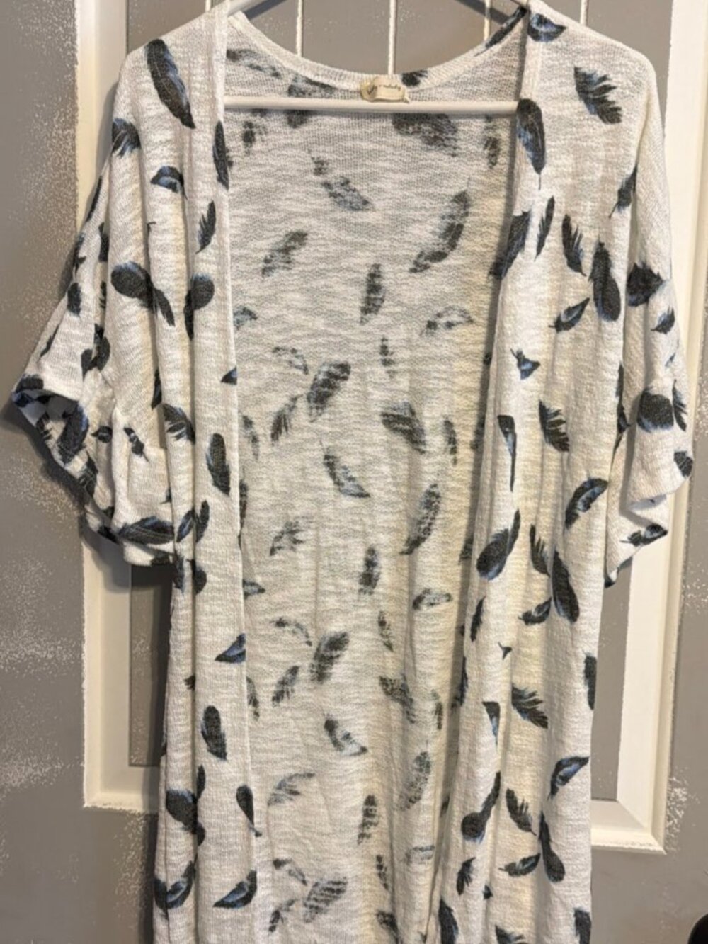 Lovely Melody Women's Short Sleeve White Feathers Cardigan Open Front Small NWOT